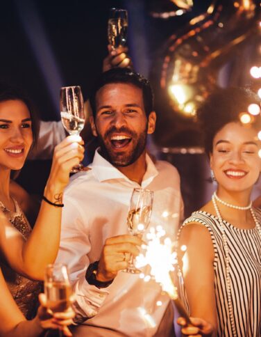 new-years-eve-friends-sparklers